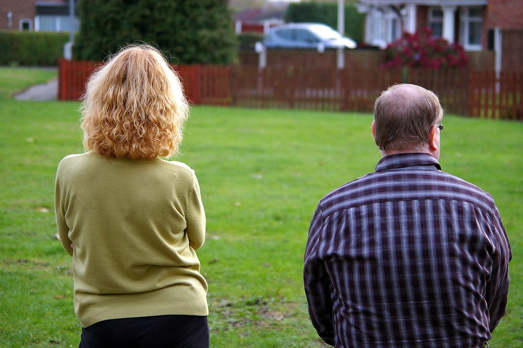 Как вести себя, если сосед нарушает правила дома и давит психологически