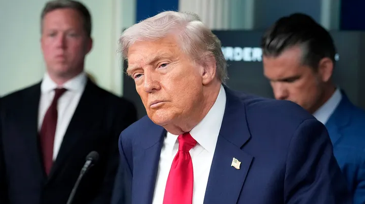 Женщине из Индианы предъявлены федеральные обвинения за угрозы в социальных сетях выпотрошить Трампа.