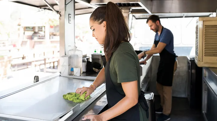 Смертельные случаи от ботулизма вызывают опасения по поводу безопасности фургонов с едой.