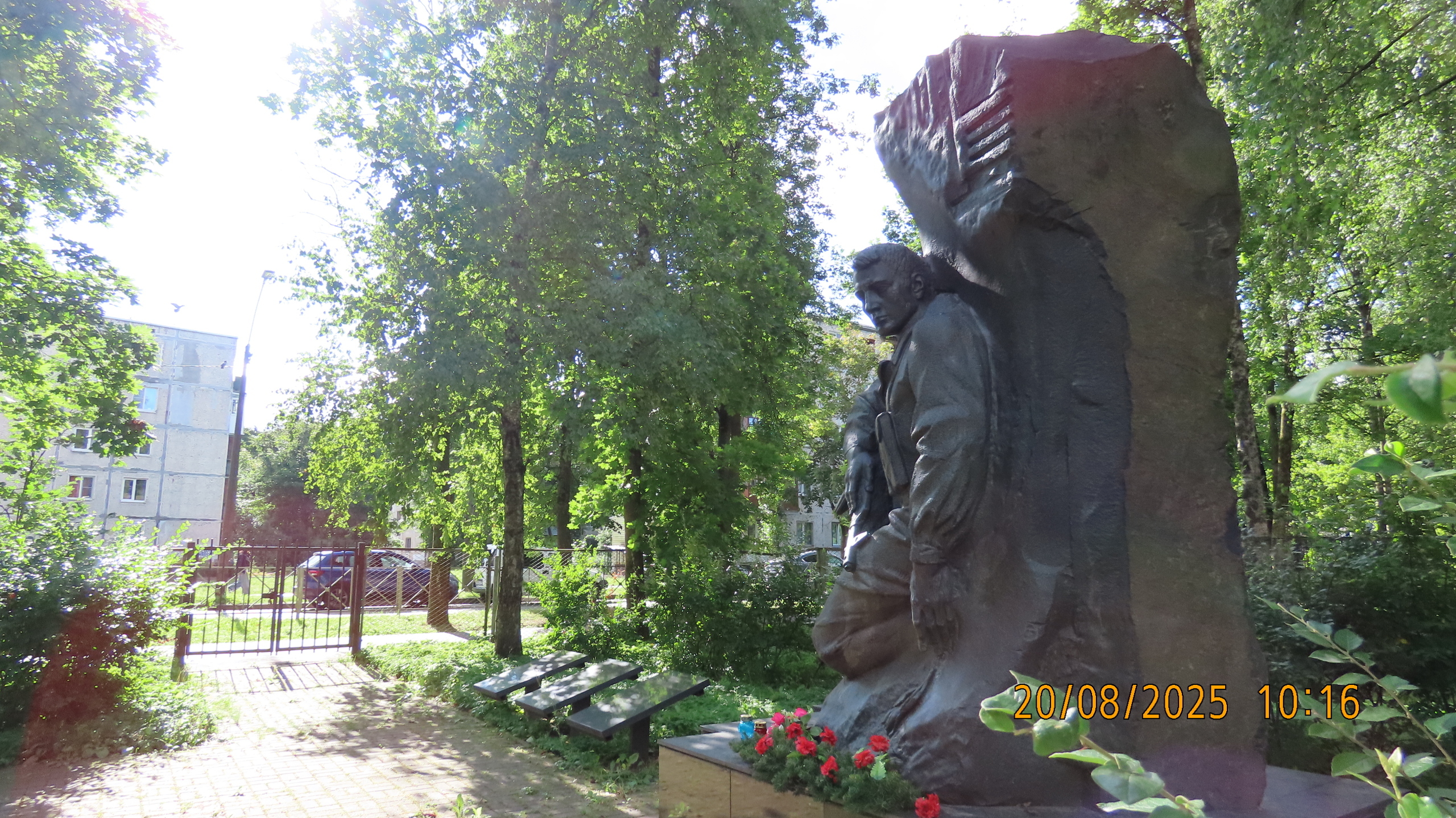 Каждый чтит своих героев.