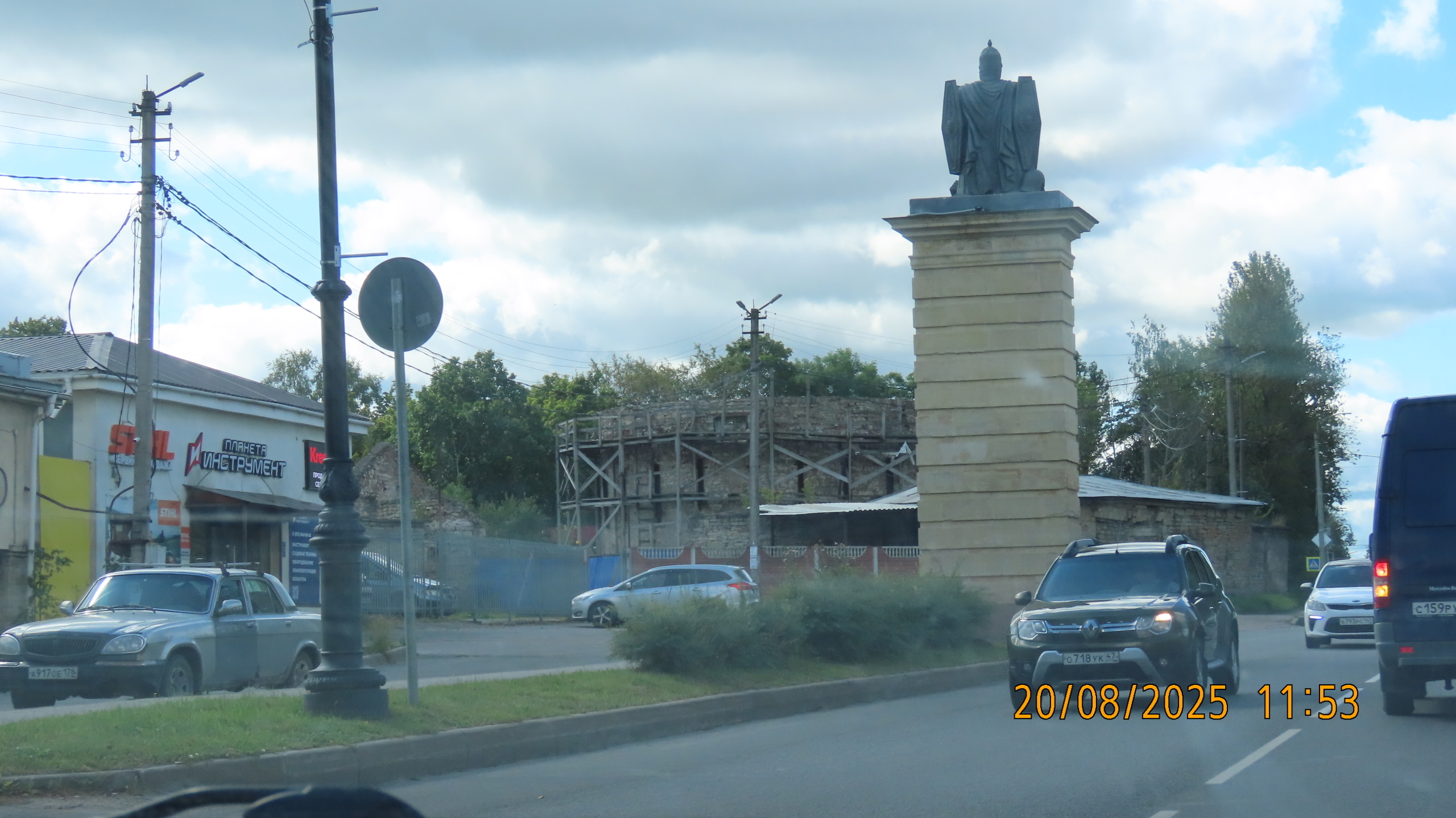 Каждый чтит своих героев.