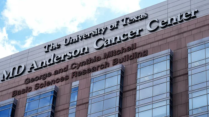 США обвиняют китайского врача в попытке контрабанды результатов исследований рака.