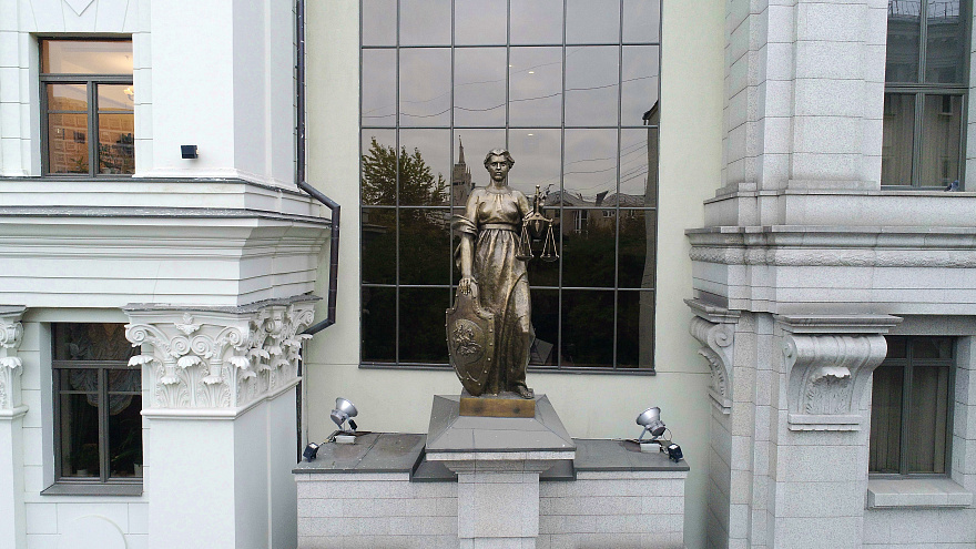 Почему нельзя расплачиваться найденной банковской картой: разъяснения суда