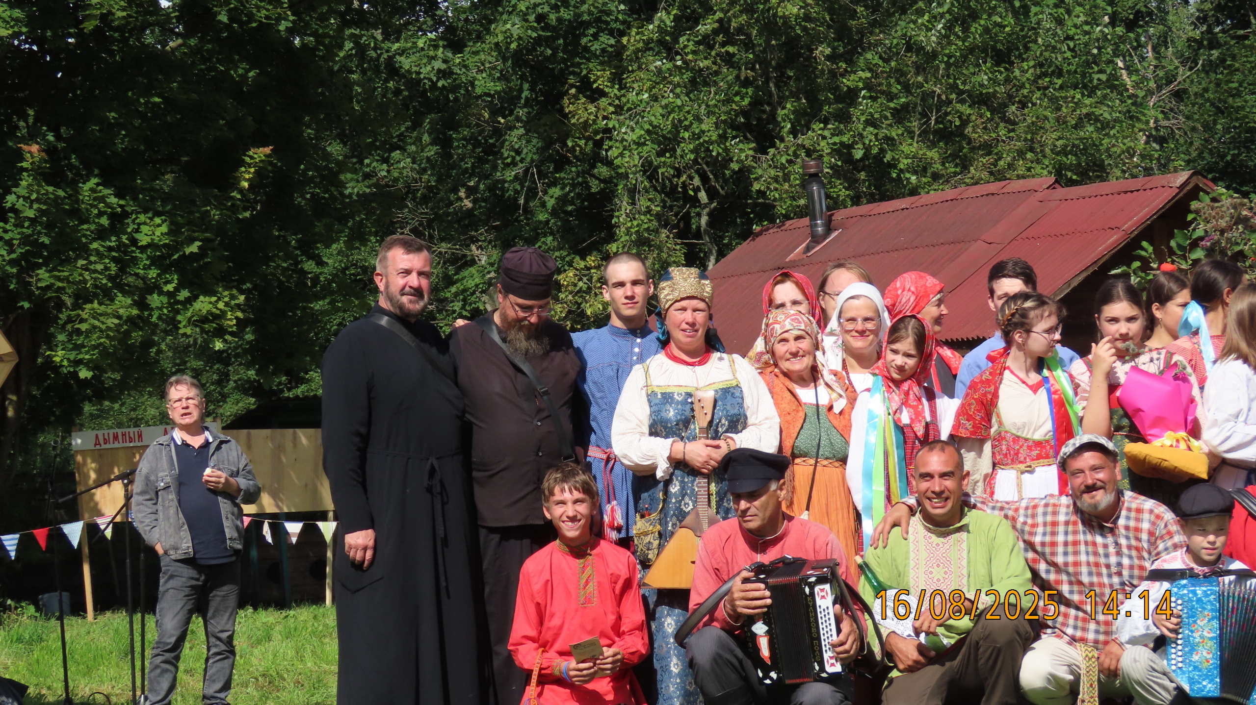 Групповая фотография участников фестиваля «Спелое лето» 2025 года.