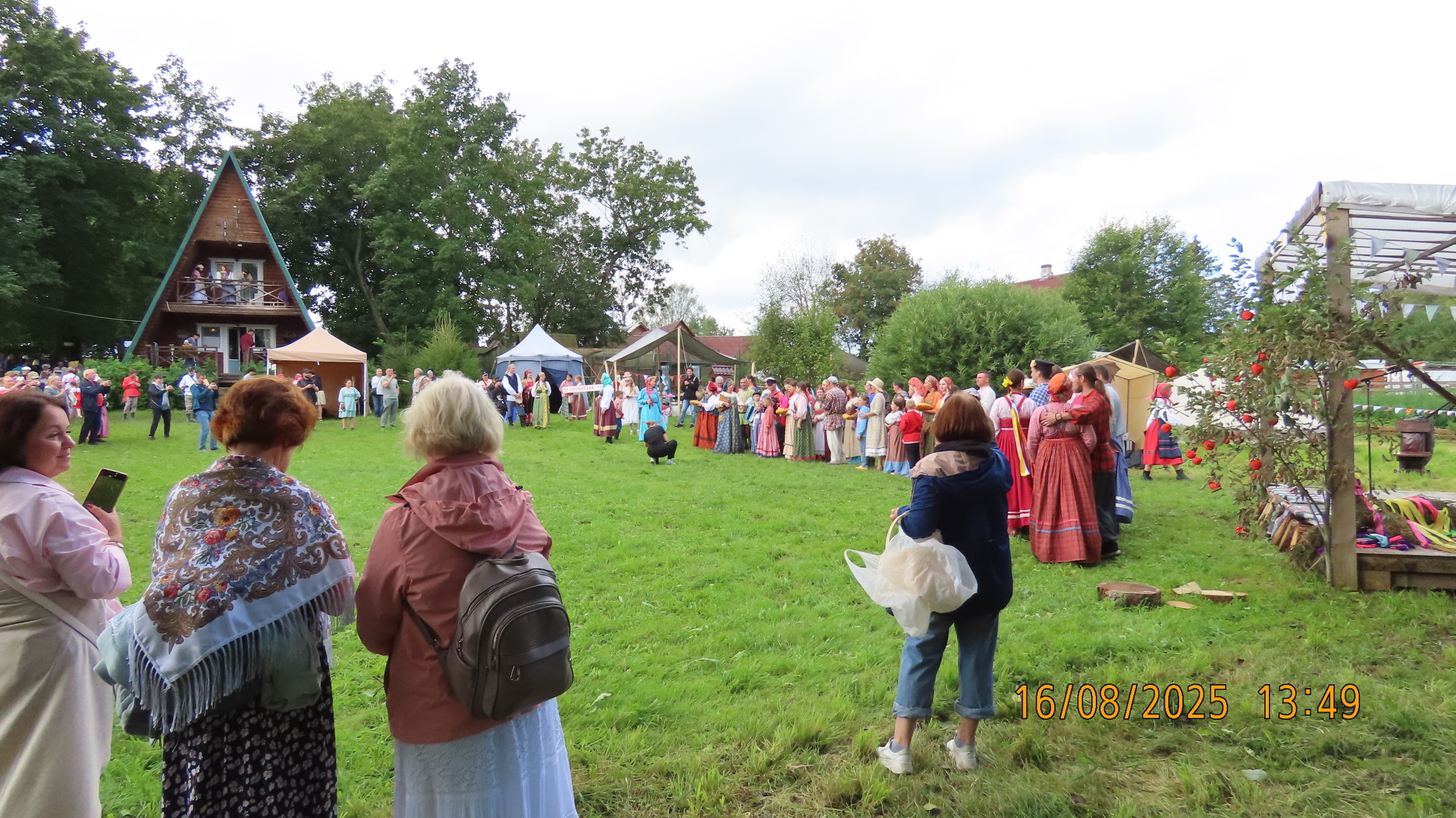 Групповая фотография участников фестиваля «Спелое лето» 2025 года.