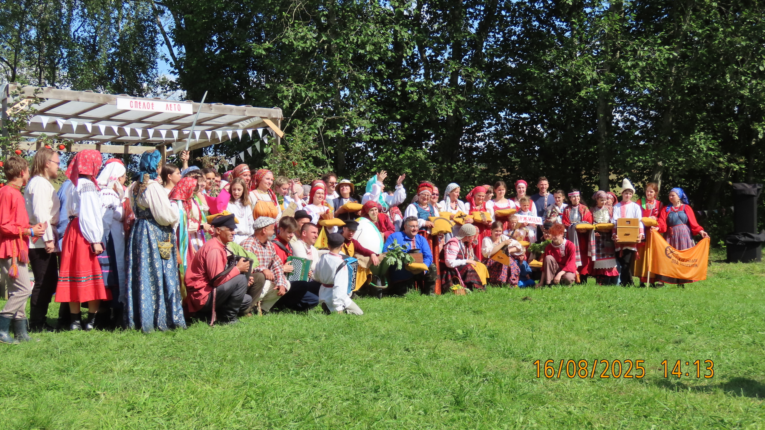 Групповая фотография участников фестиваля «Спелое лето» 2025 года.