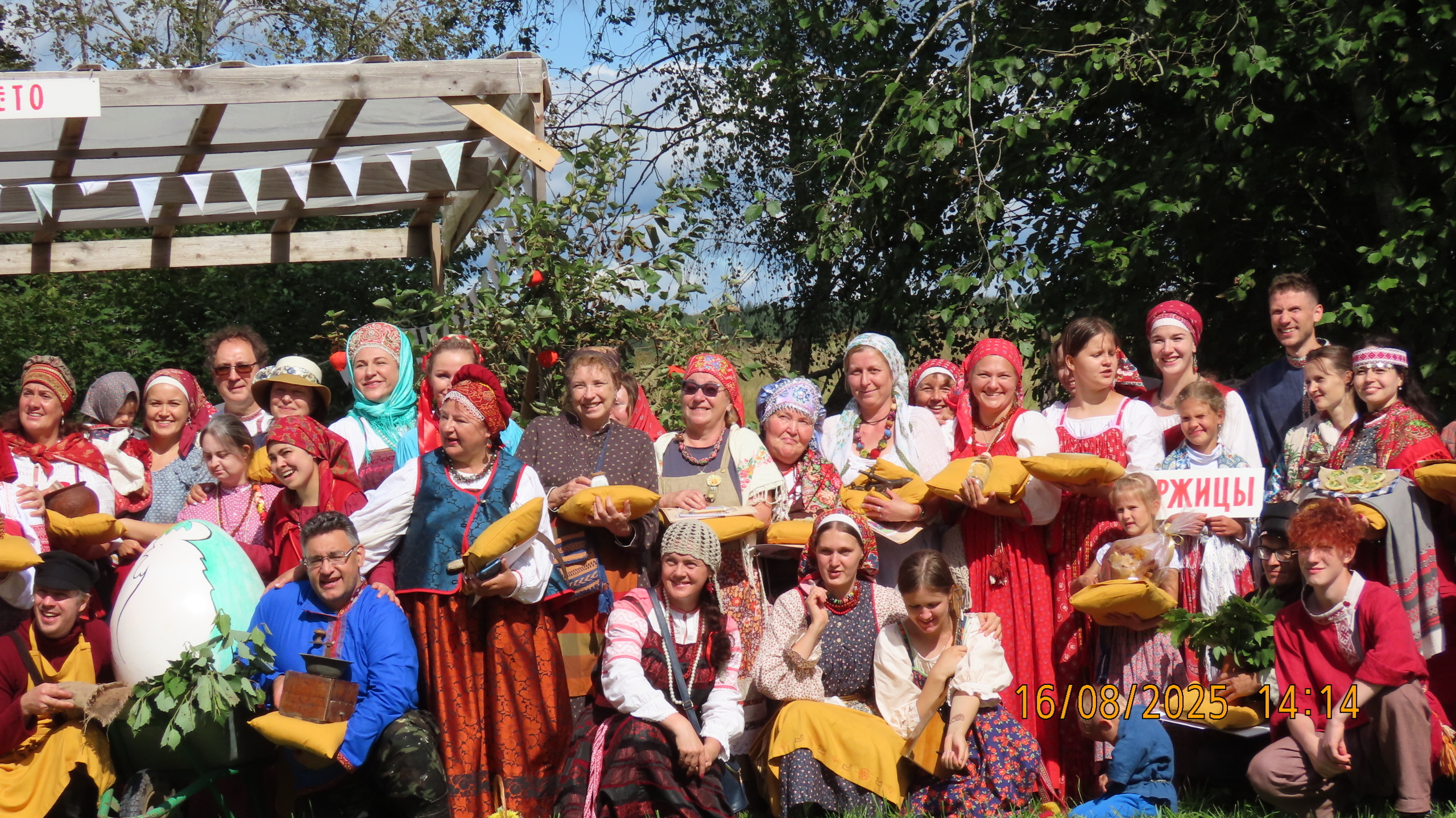 Групповая фотография участников фестиваля «Спелое лето» 2025 года.