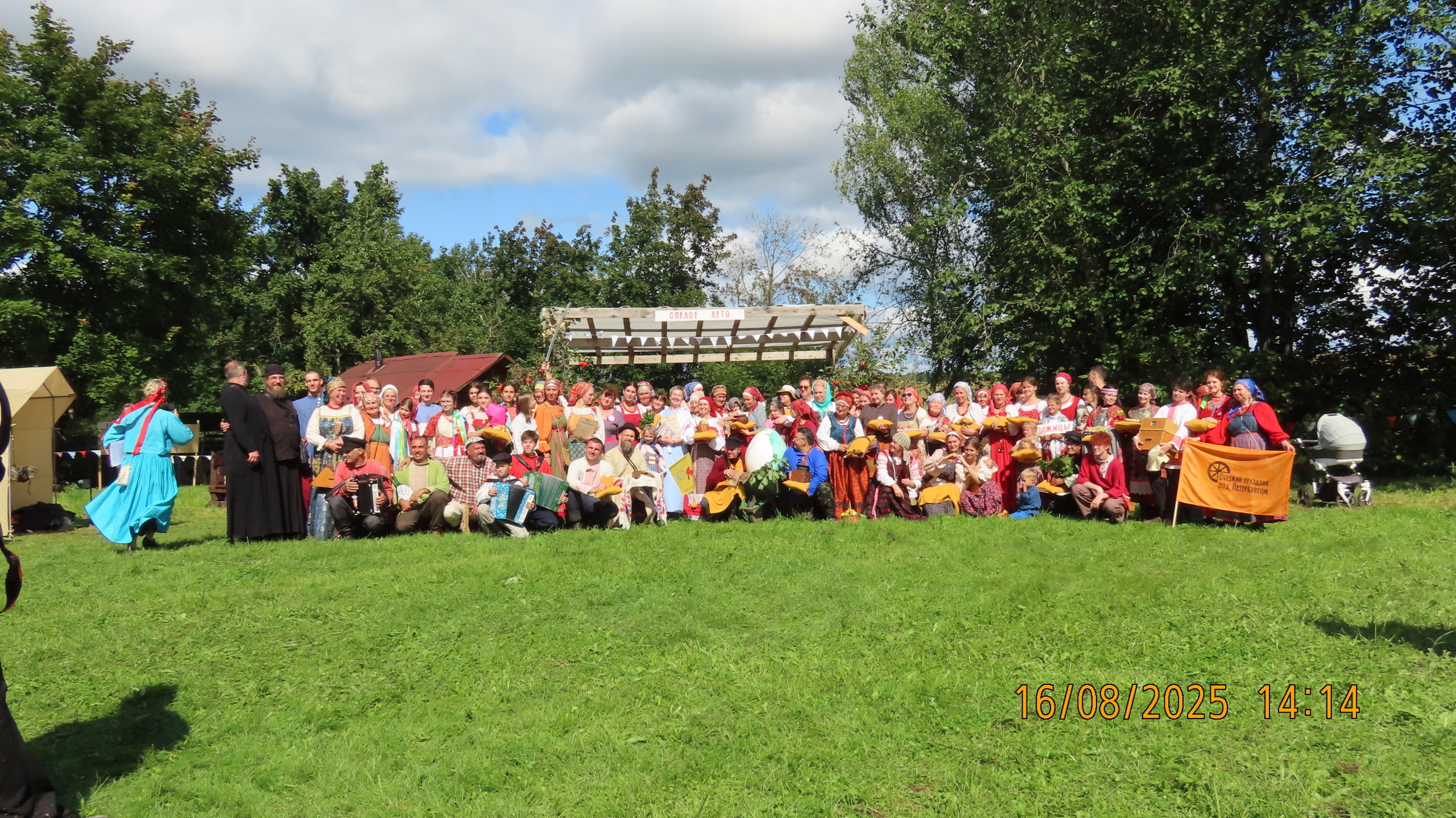 Групповая фотография участников фестиваля «Спелое лето» 2025 года.