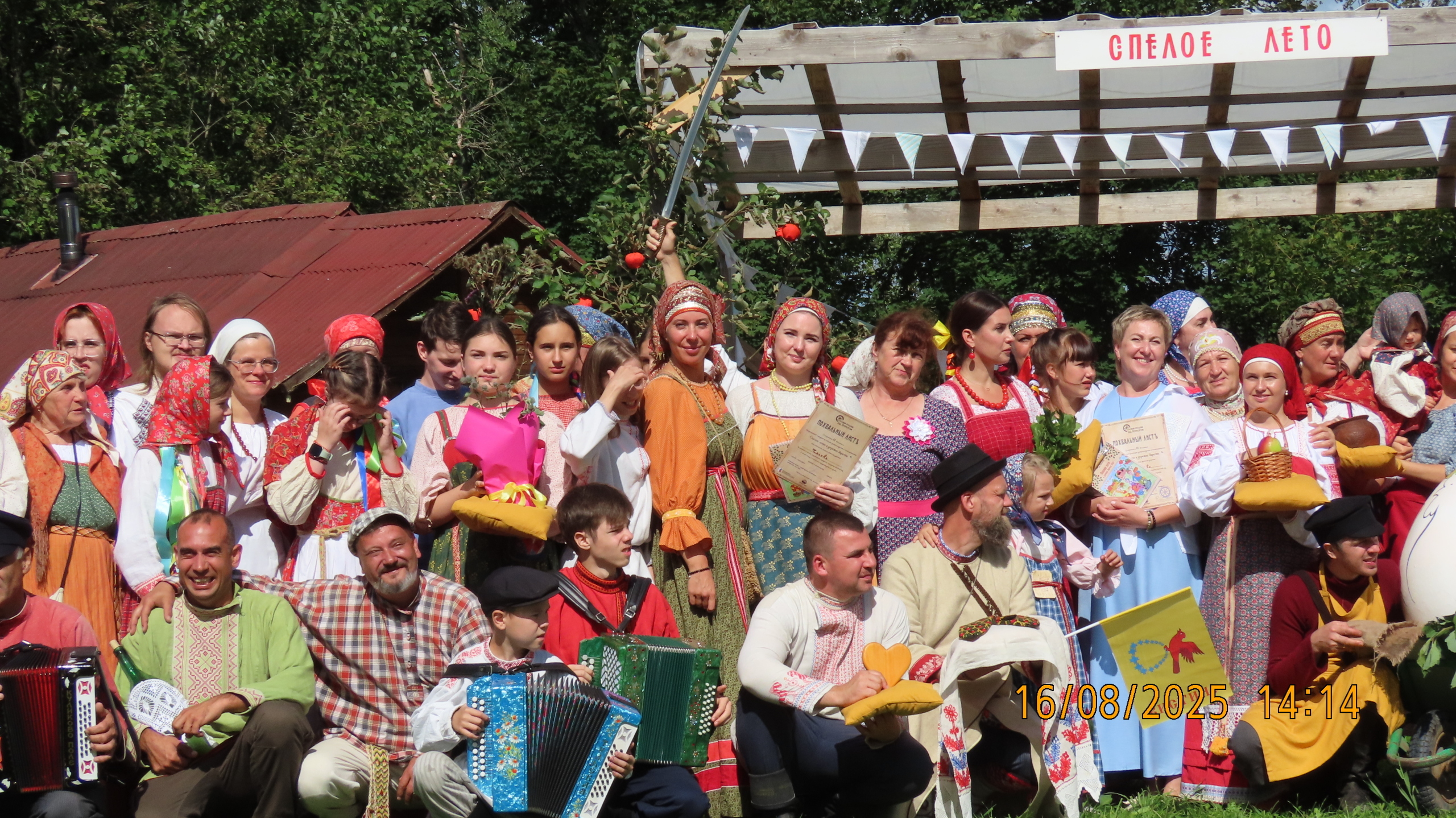 Групповая фотография участников фестиваля «Спелое лето» 2025 года.