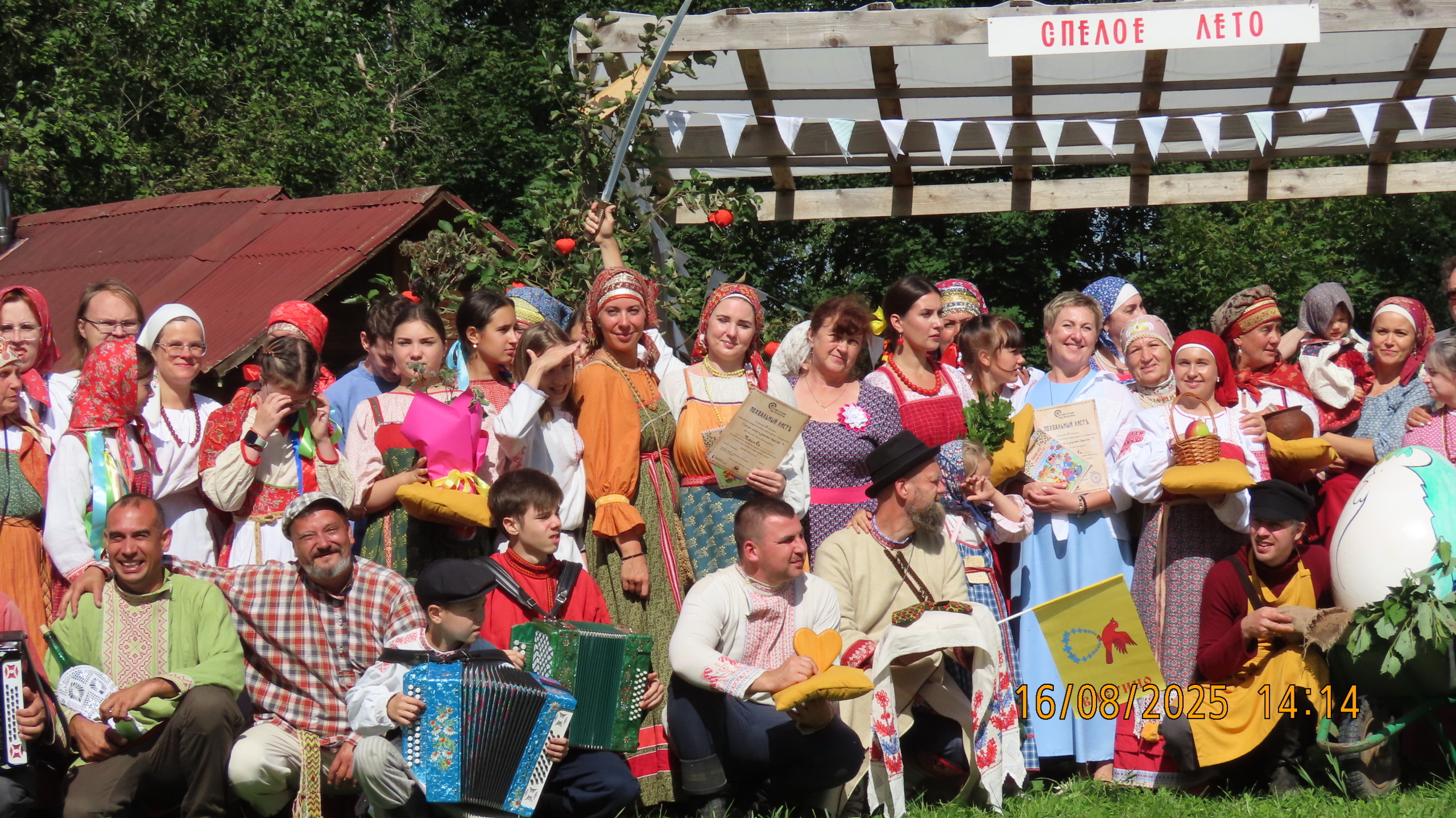 Групповая фотография участников фестиваля «Спелое лето» 2025 года.