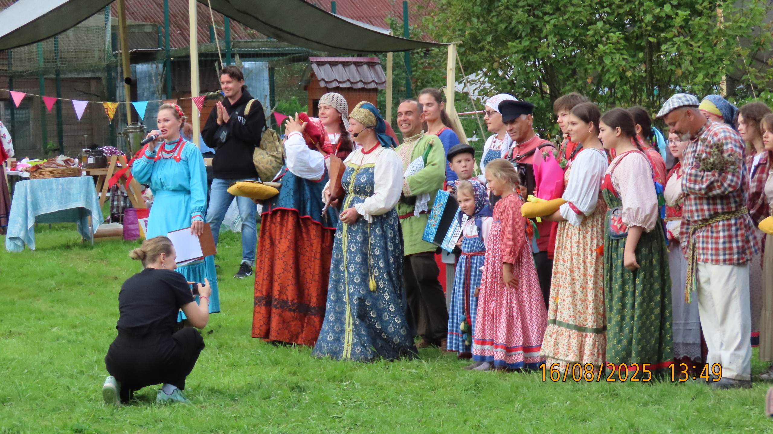 Групповая фотография участников фестиваля «Спелое лето» 2025 года.