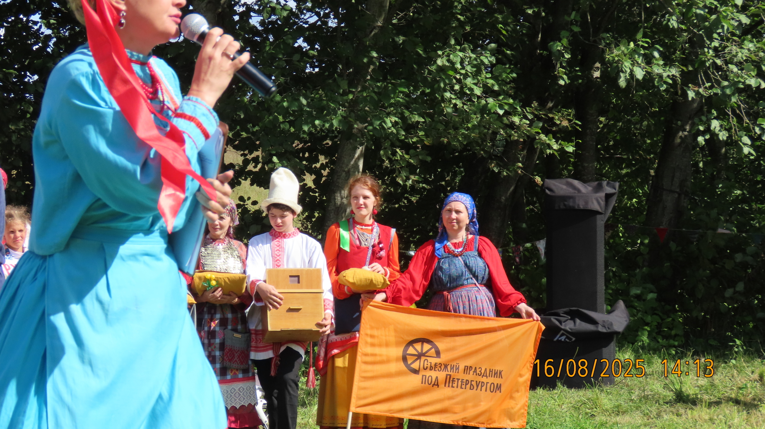 Групповая фотография участников фестиваля «Спелое лето» 2025 года.