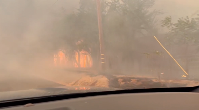 Мощный лесной пожар бушует в историческом районе Калифорнии.