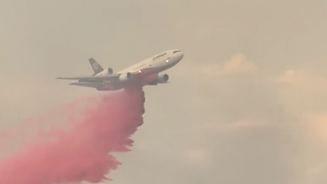 Мощный лесной пожар бушует в историческом районе Калифорнии.