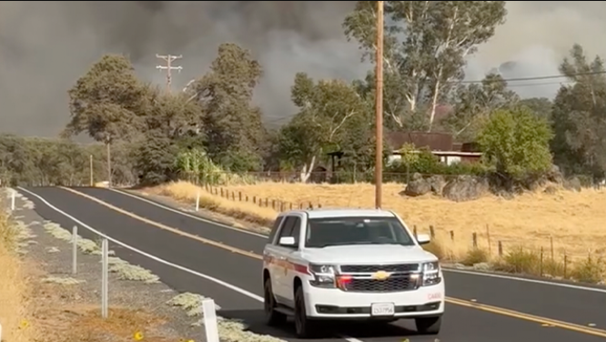 Мощный лесной пожар бушует в историческом районе Калифорнии.