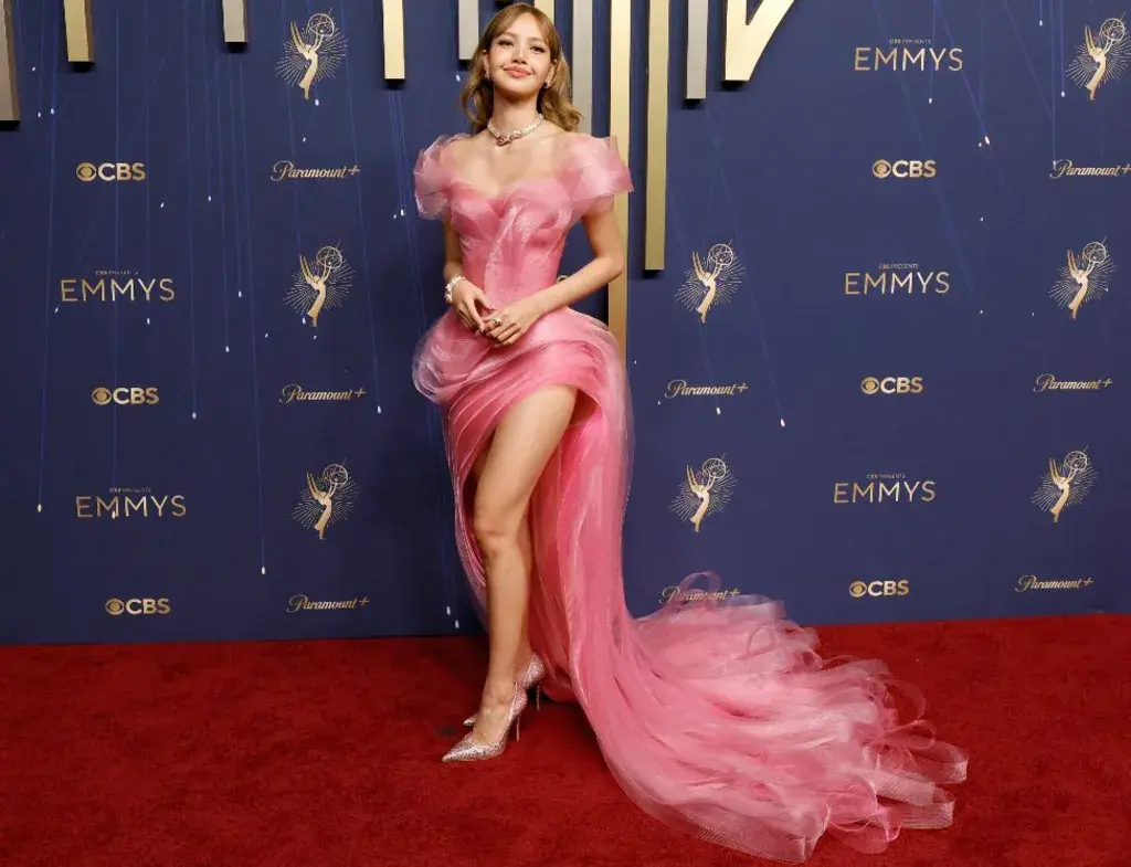 Сидни Суини и Лиза из Blackpink на красной дорожке Эмми