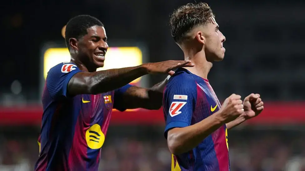 Маркус Рэшфорд (слева) создал голевую передачу, а Фермин Лопес (справа) забил дважды в победном матче «Барселоны». «Барселона» разгромила «Валенсию»,