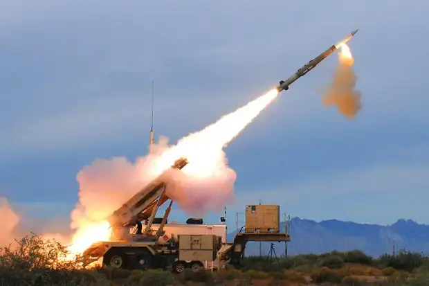 С голой НАТОй в муравейник