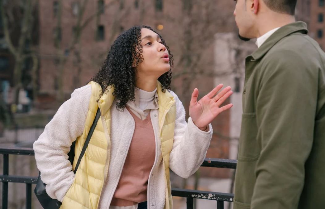 Эффект проекции: почему люди читают в тексте только то, что совпадает с их страхами