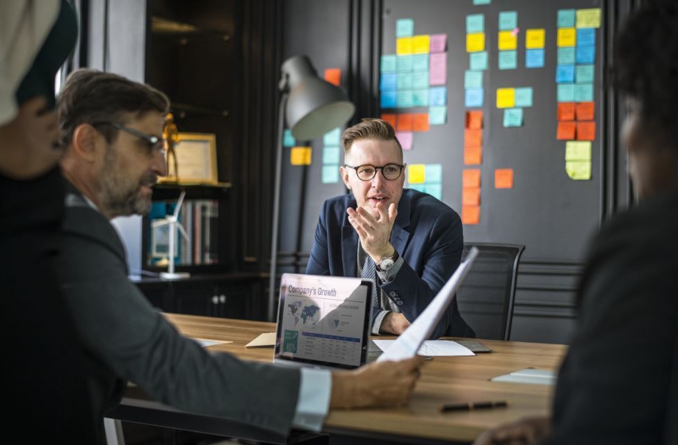 Почему «мы все виноваты» не работает: эффект индивидуализации ответственности