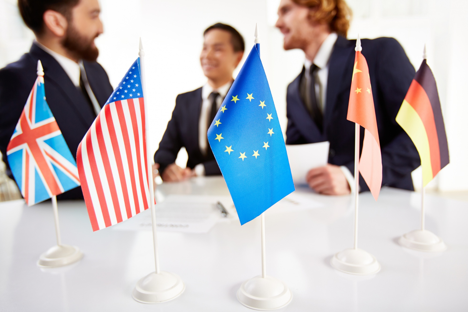 Европа и США спорят, кто будет содержать Украину