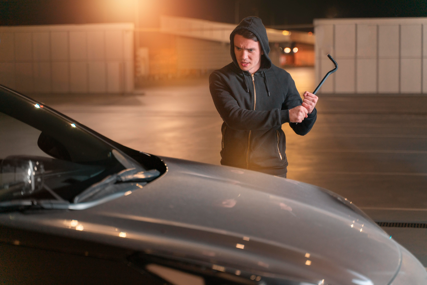 Угнали Lexus с платной стоянки: владелец парковки отказался возмещать ущерб — и в итоге заплатил гораздо больше