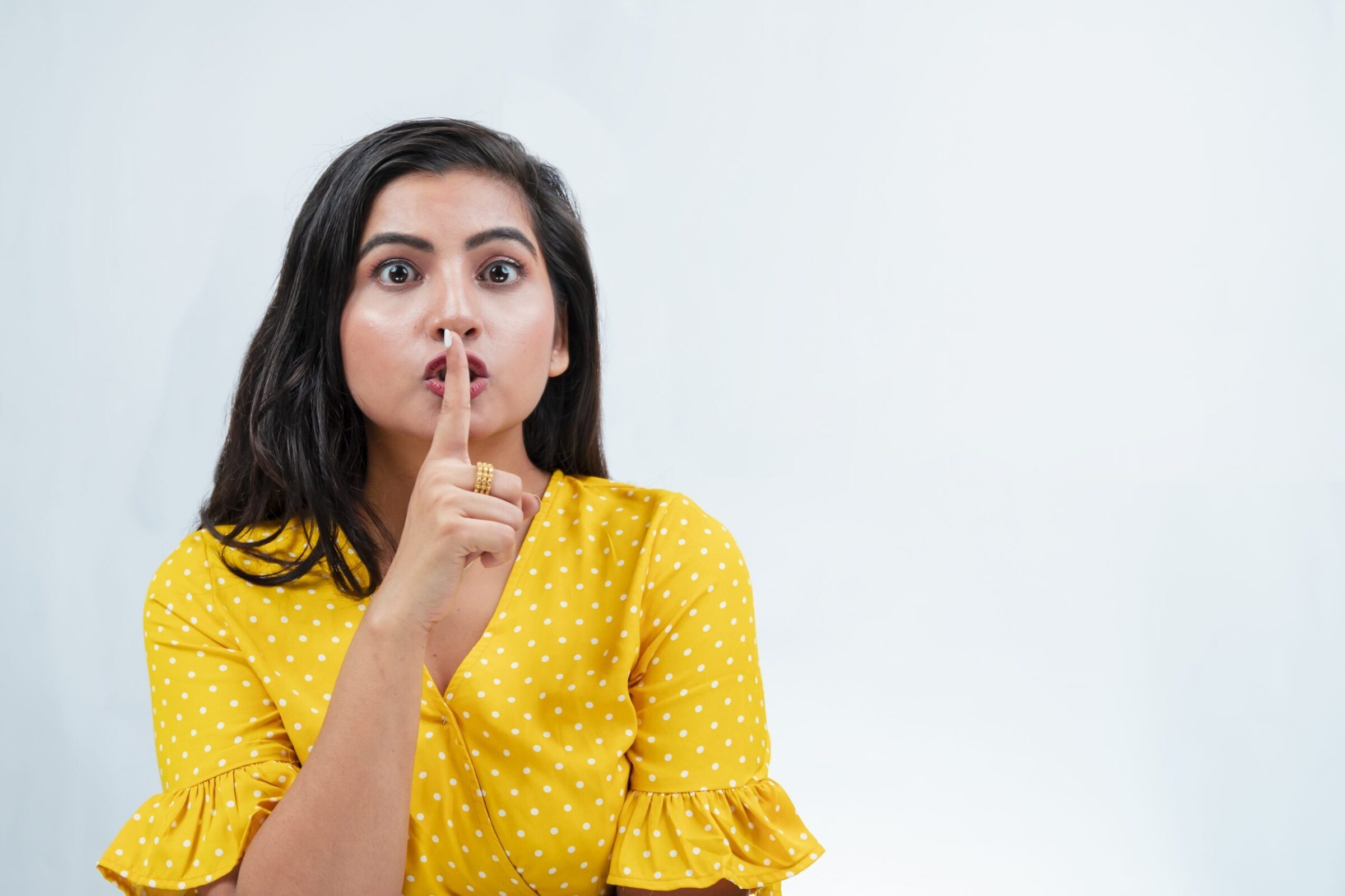 Почему мы защищаемся шутками, оправданиями и тишиной