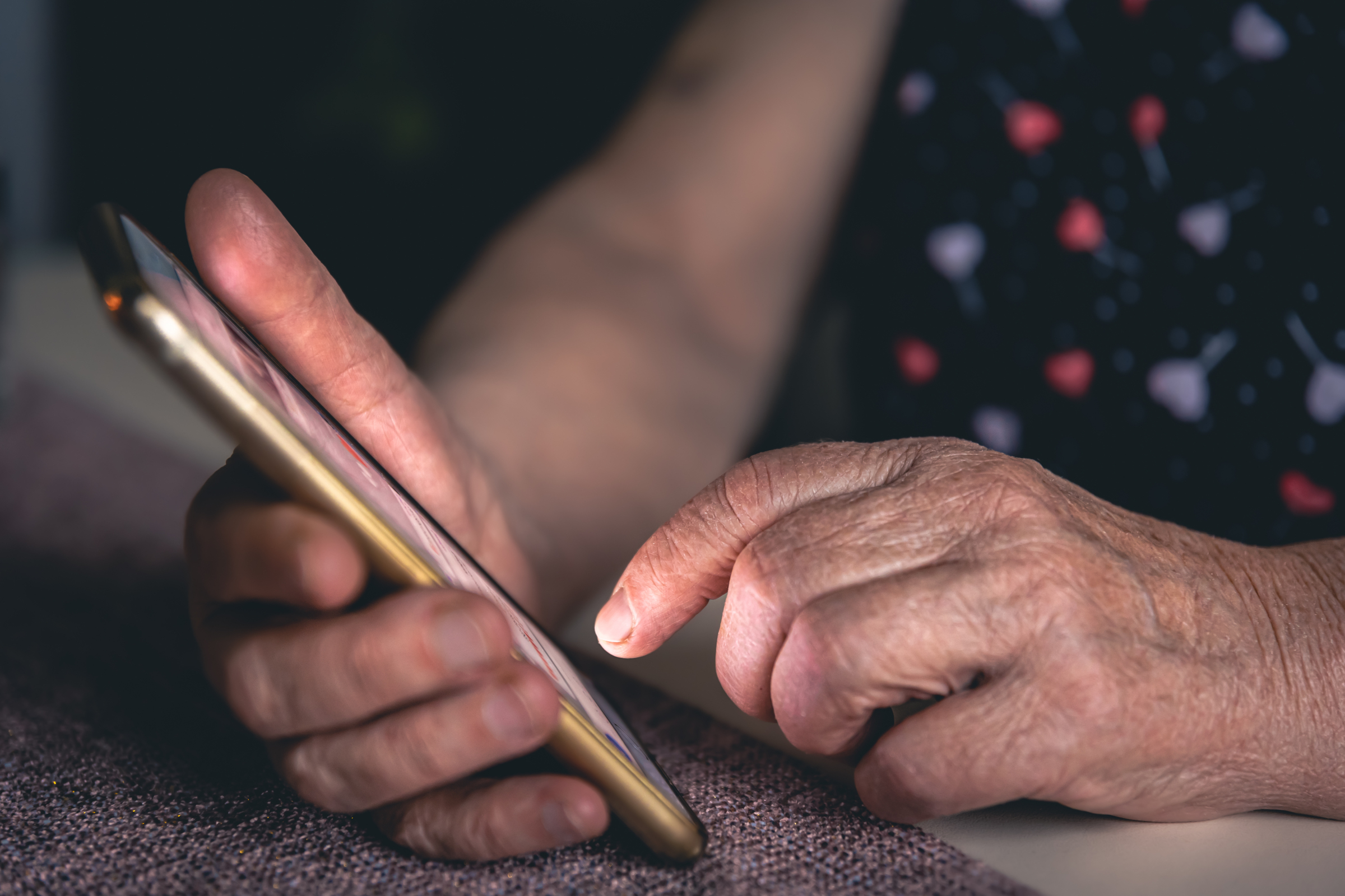 Слёзы по телефону: бабушкины деньги в руках аферистов