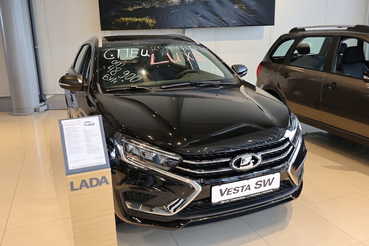 В Беларуси новые Lada дешевле, чем в России, но их не продают россиянам, объясняем причины