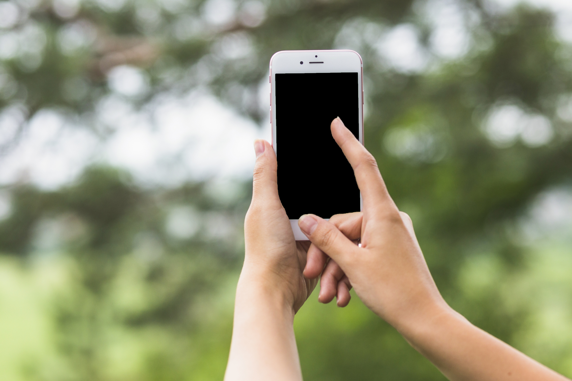 Пензенец при прогулке по городу, попросил прохожего сфотографировать на его же смартфон и лишился денег на банковском счете.