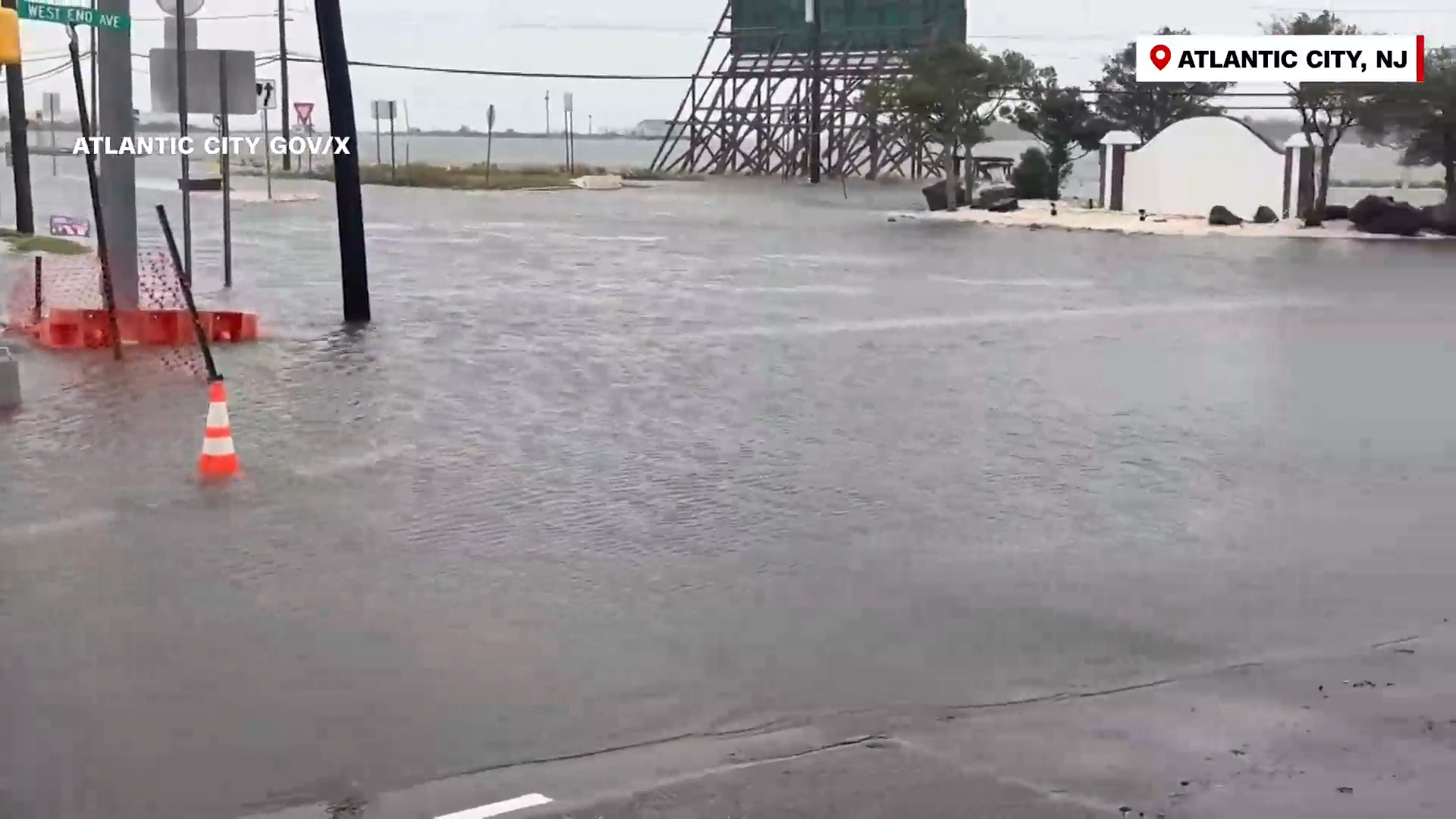 Побережье Джерси-Шор подвергается всё более опасным прибрежным наводнениям, поскольку многодневный северо-восточный ветер наносит последний удар