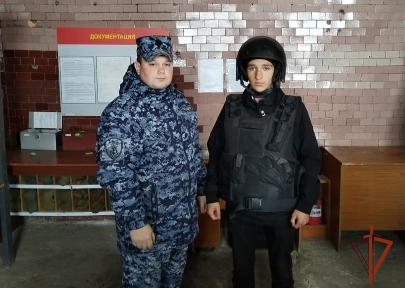 В Черепаново сотрудники вневедомственной охраны Росгвардии рассказали подросткам о своей профессии В Черепаново сотрудники вневедомственной охраны Росгвардии рассказали подросткам о своей профессии