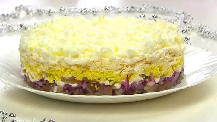 Креативный салат на новогодний стол «СЕЛЁДКА ПОД СНЕГОМ»