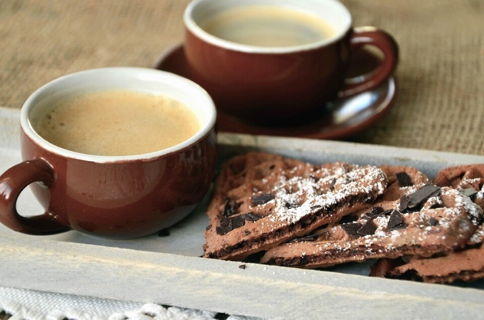 Почему кофе с десертом — это не просто вкусно, а терапевтично