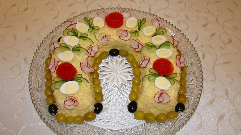 Символический салат на новогодний стол «ПОДКОВА»