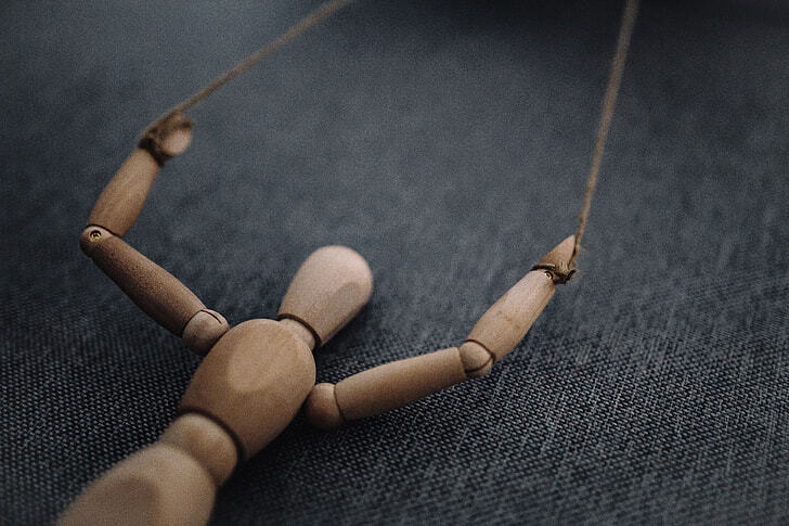 Почему нас задевают чужие слова — и как перестать поддаваться