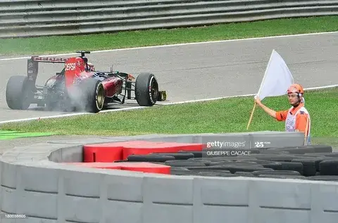 Зелёный, жёлтый, красный: что означают флаги в Формуле‑1?