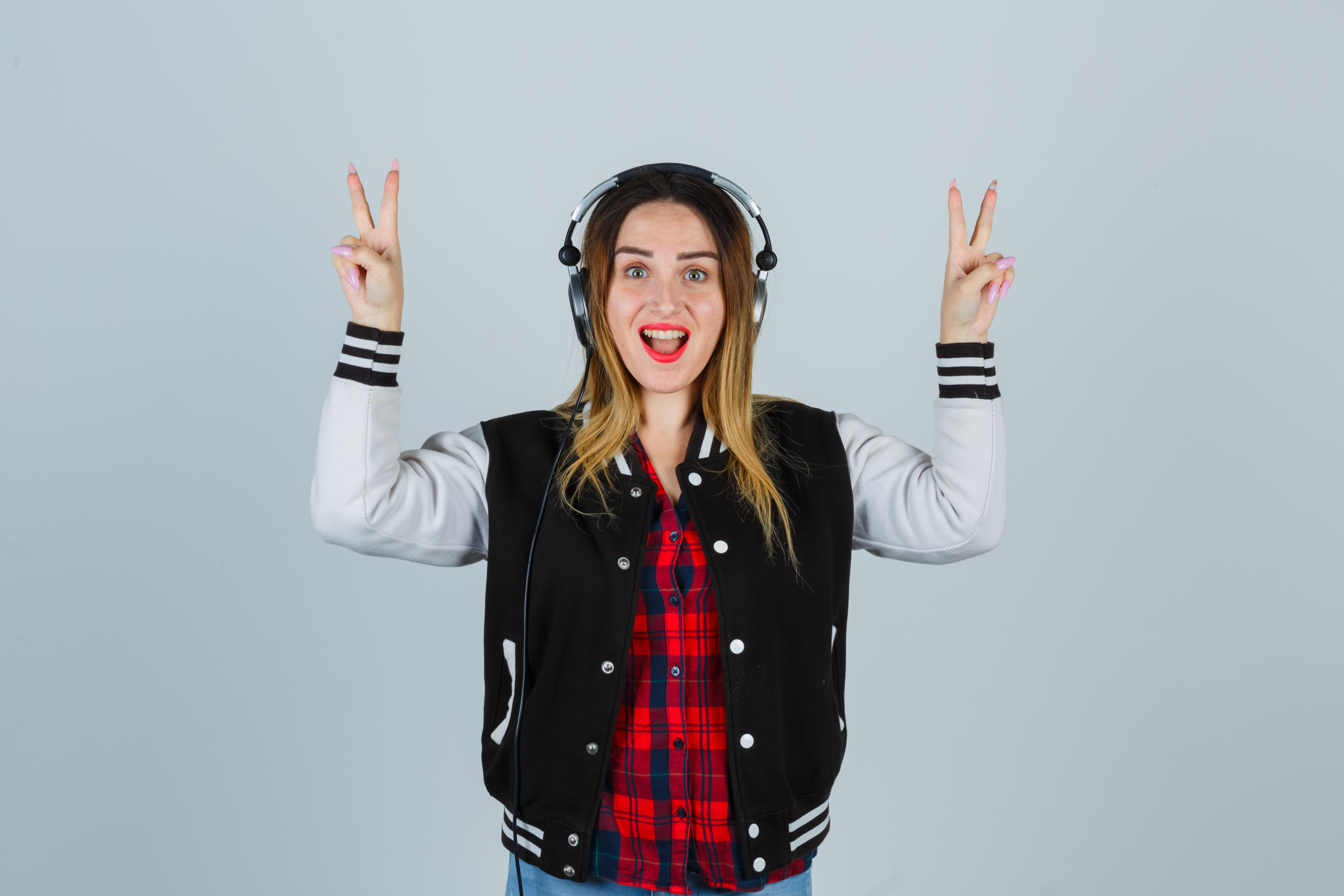 Как мошенники ловят фанатов на обещания личных встреч