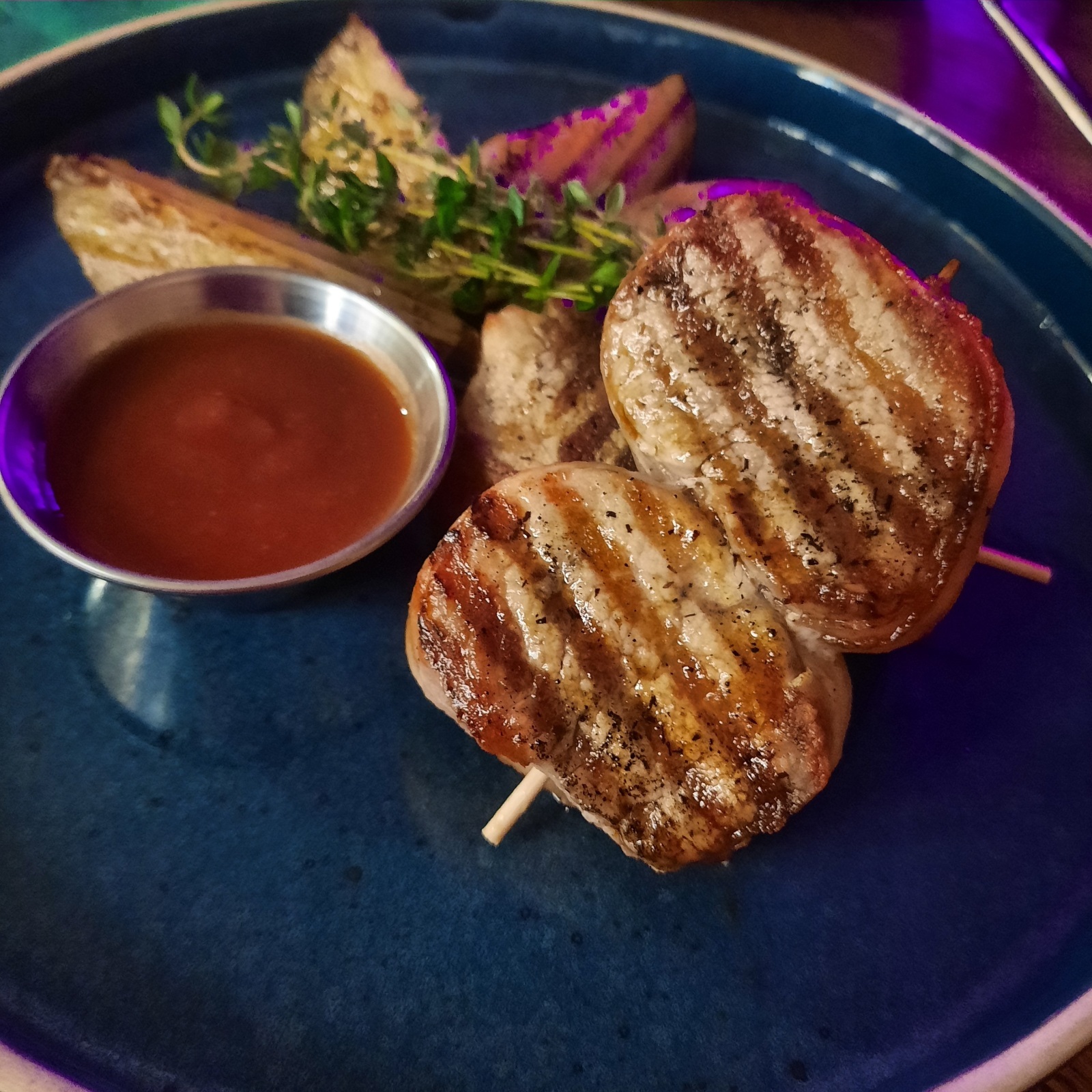 Я не люблю оставлять чаевые.