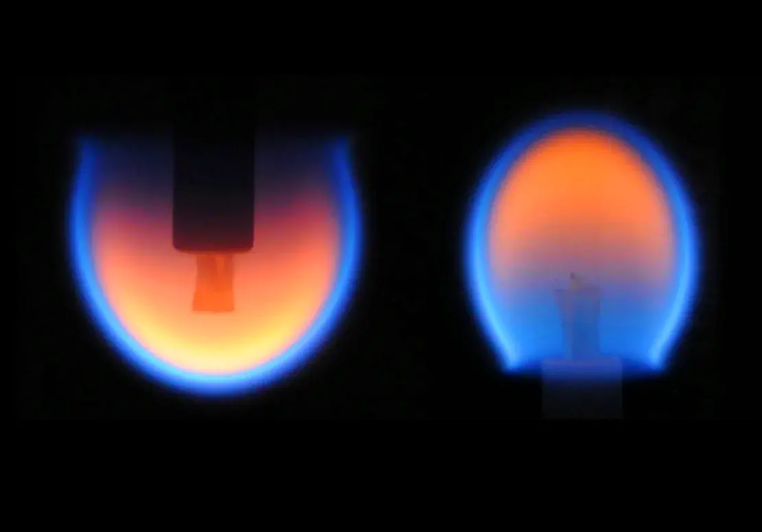 Интересный факт: В условиях микрогравитации на Международной космической станции пламя свечи принимает сферическую форму....