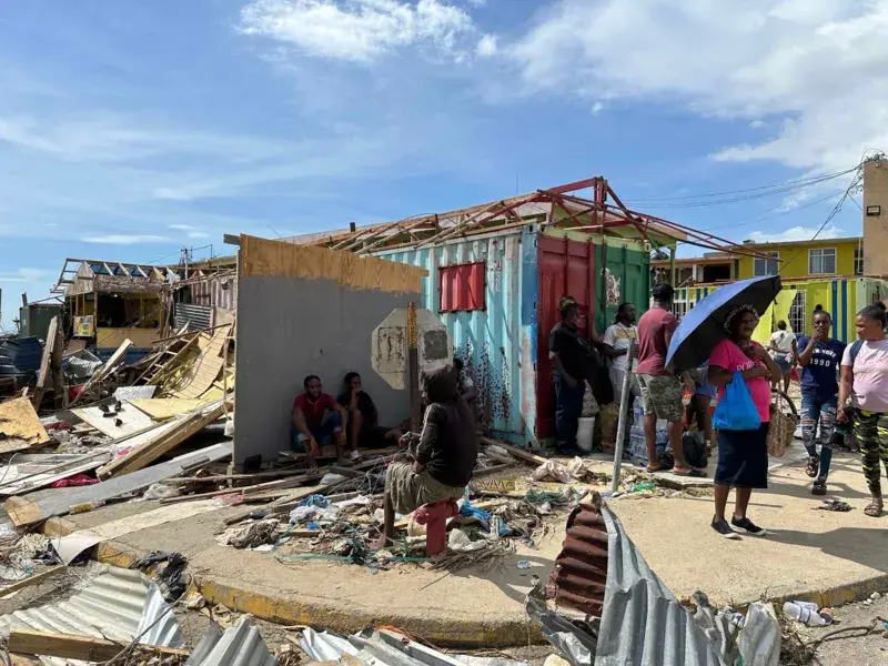 «Нет помощи, нет еды, нет воды»: пострадавшие от урагана города Ямайки отчаянно ждут помощи