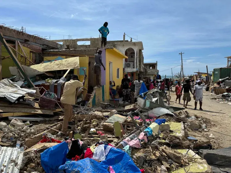 «Нет помощи, нет еды, нет воды»: пострадавшие от урагана города Ямайки отчаянно ждут помощи