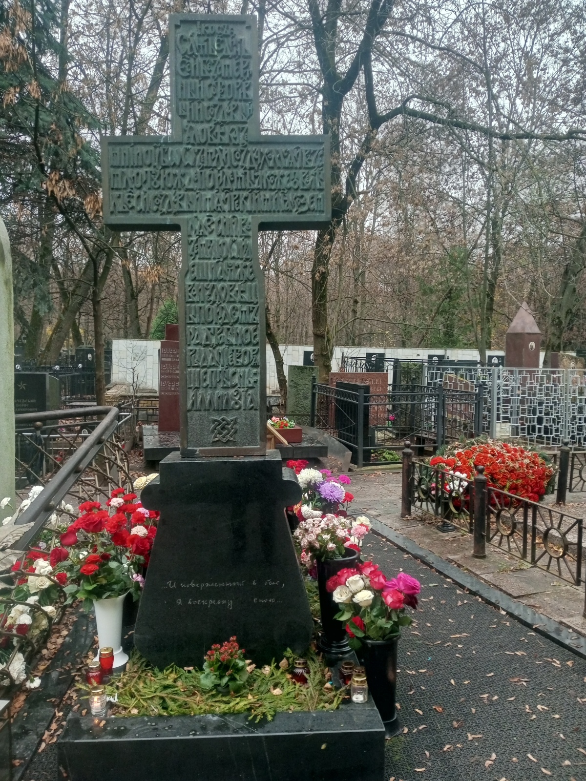 К Сергею Есенину и Игорю Тальковя не зарастёт народная тропа.