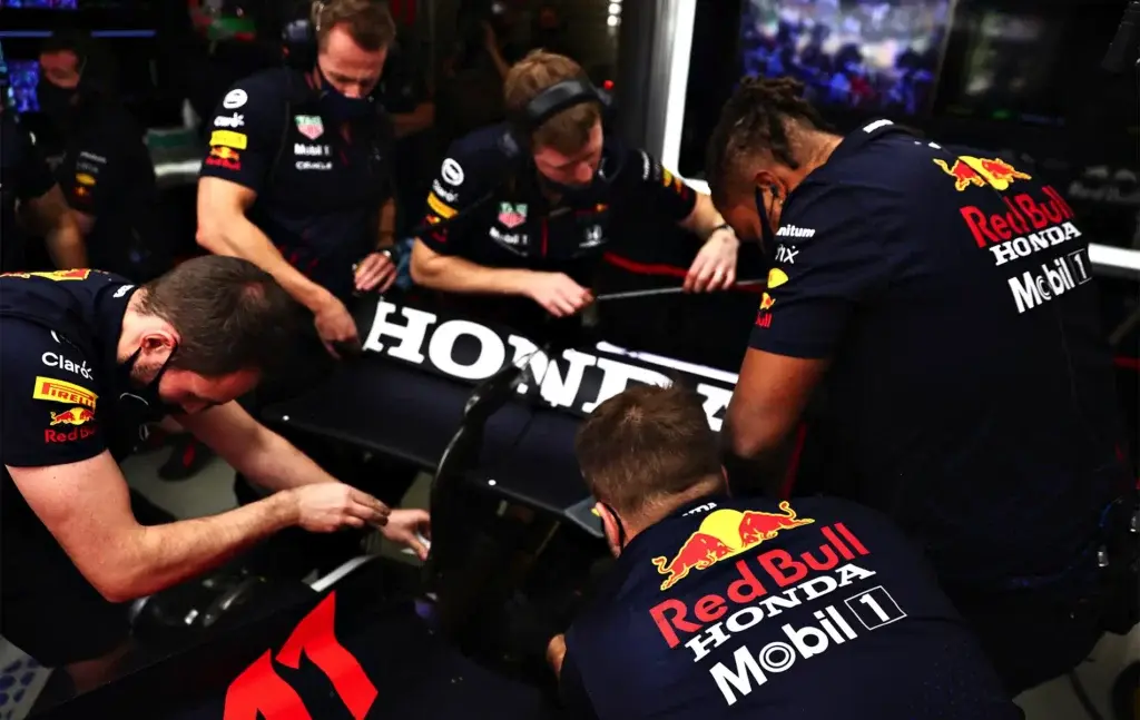 Всё о DRS в Формуле‑1: что это такое и как система меняет ход гонок