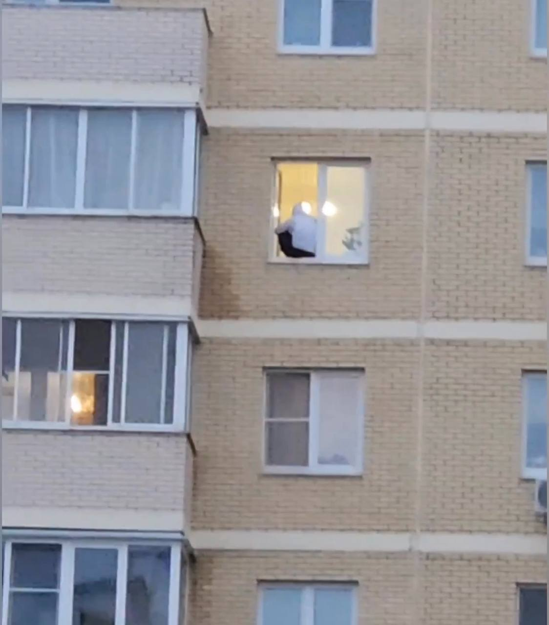 Жесть из Подмосковья: мигрант ворвался в квартиру, избил пенсионерку и выпрыгнул с окна