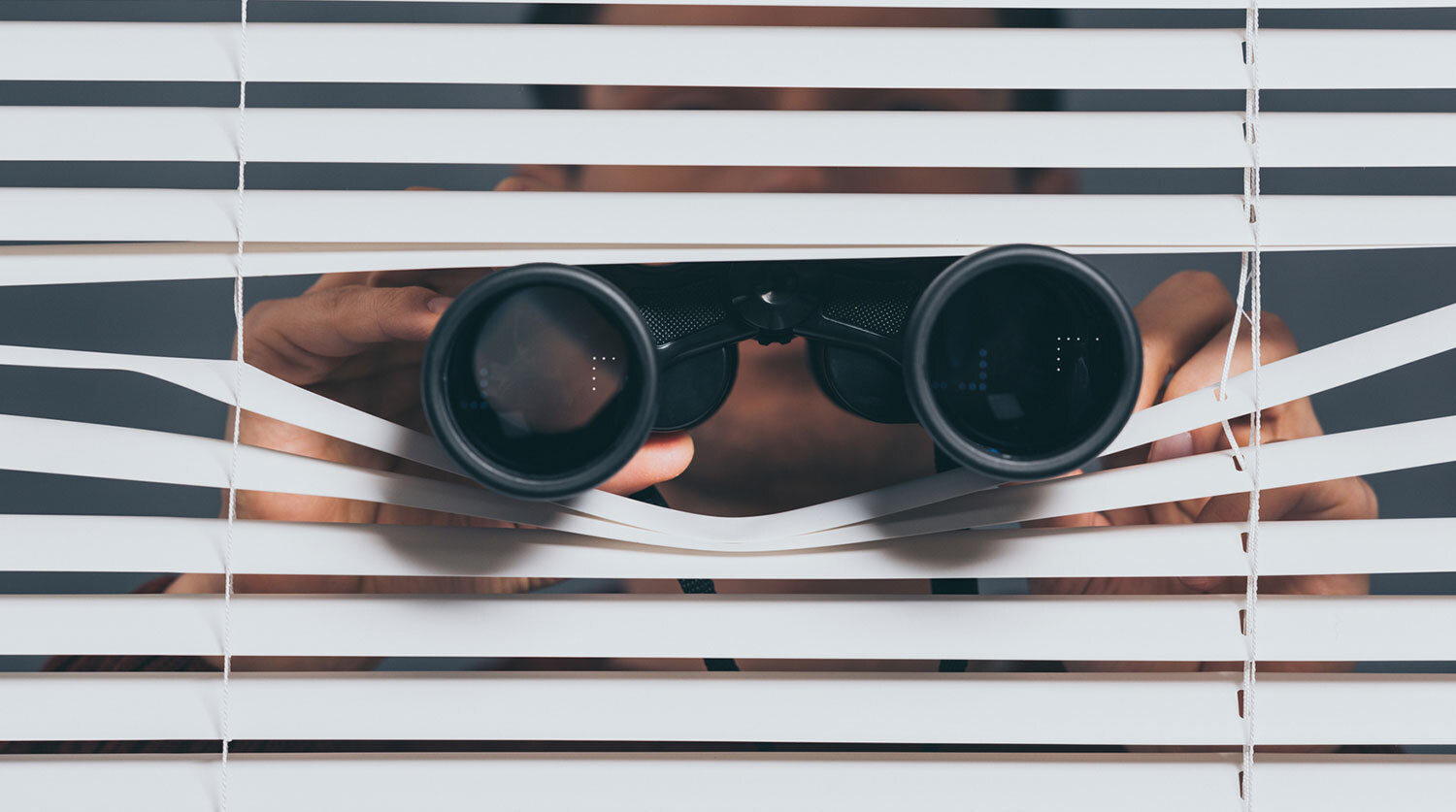 Россиянам рассказали, чем грозит подглядывание за соседями