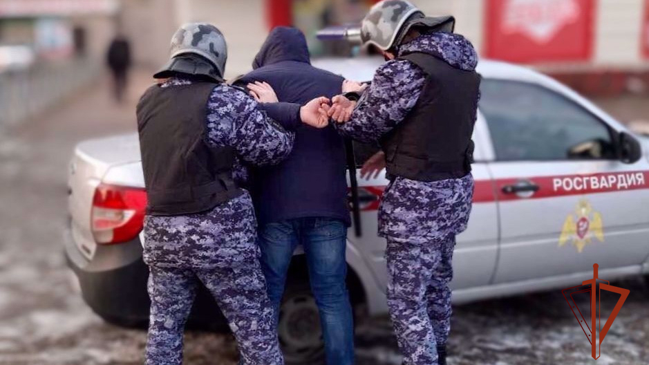 Экипаж Росгвардии задержал гражданина, проникшего в чужой дом в Краснообске Экипаж Росгвардии задержал гражданина, проникшего в чужой дом в Краснообске