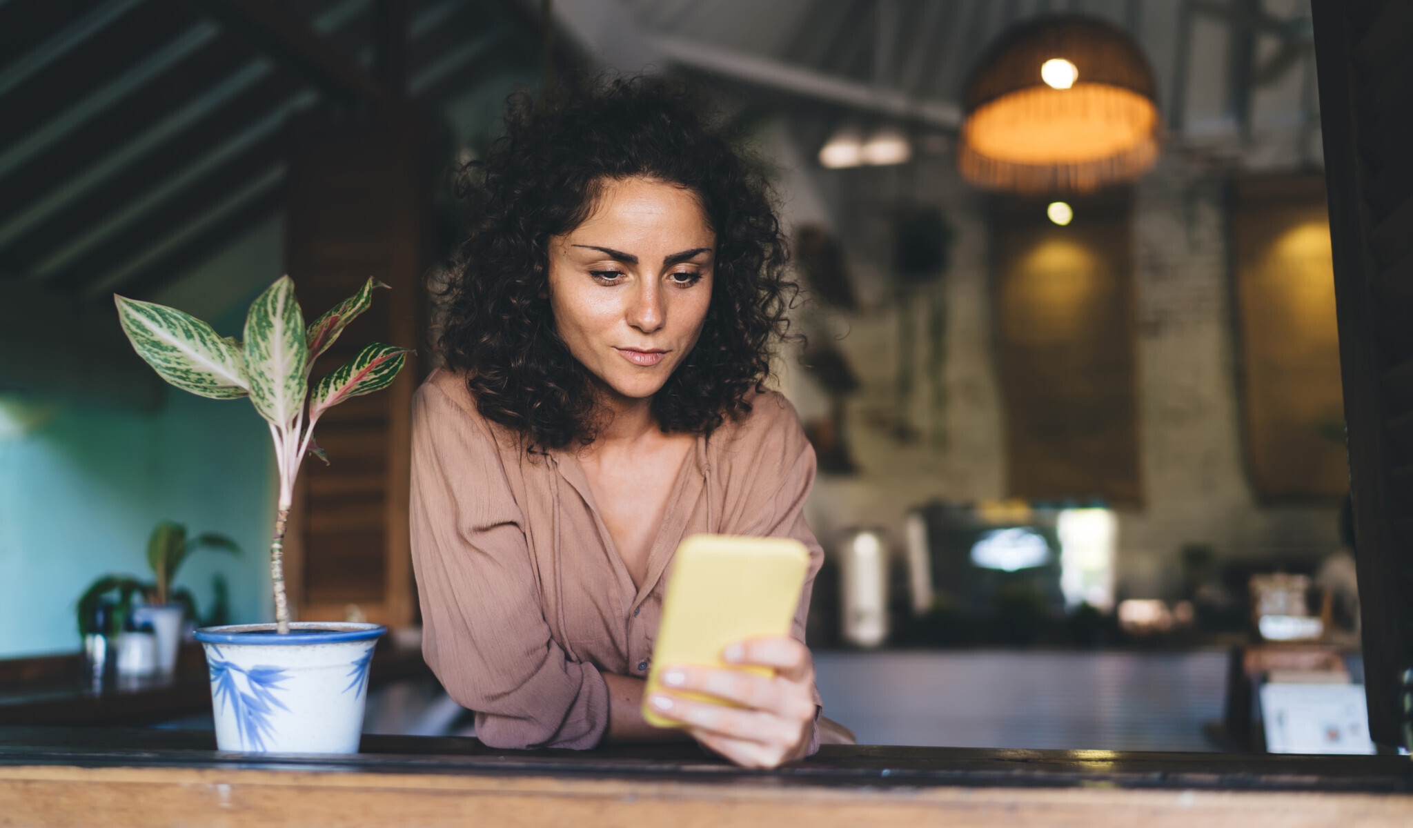 Секрет мозга: почему негатив цепляет больше, чем похвала