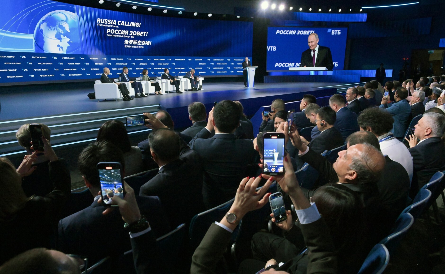 «Россия зовёт!» Или как финансисты устроили пир во время чумы