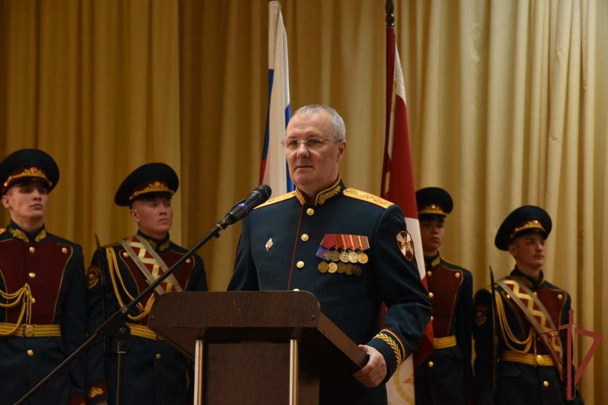 Командующий Сибирским округом Росгвардии поздравил военнослужащих батальона охраны и обеспечения с 20-летним юбилеем Командующий Сибирским округом Росгвардии поздравил военнослужащих батальона охраны и обеспечения с 20-летним юбилеем